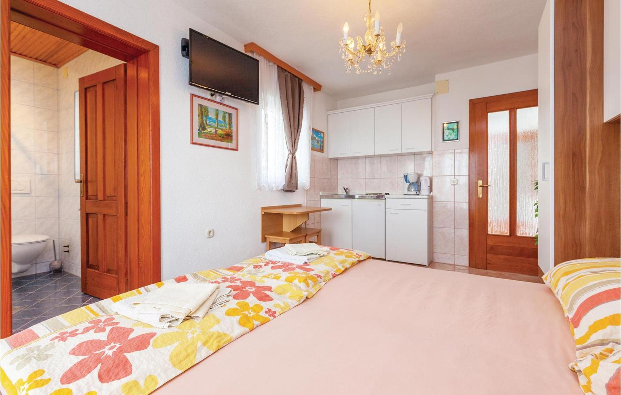 Nice Apartment In Crikvenica With Kitchen Exterior foto