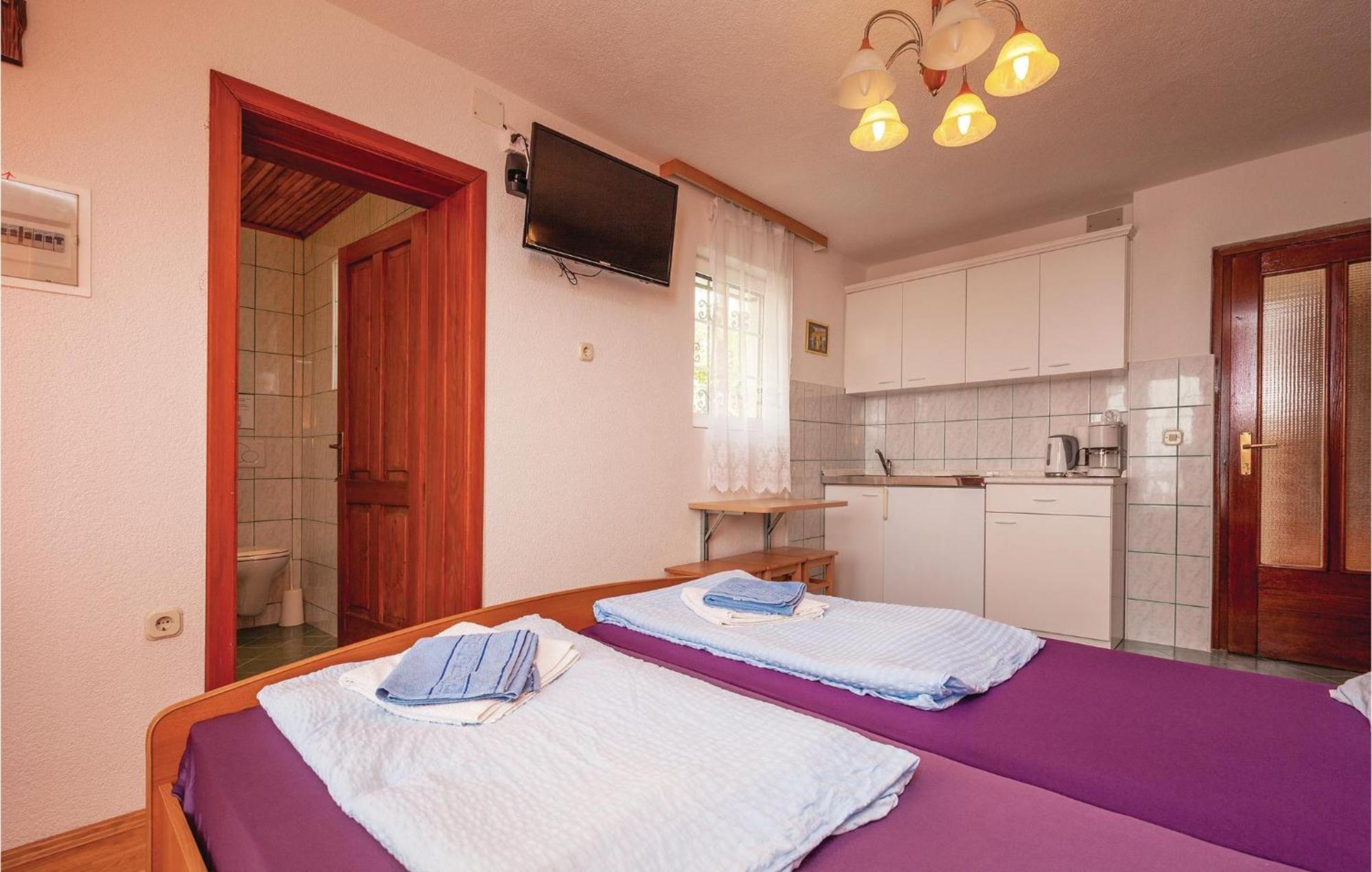 Nice Apartment In Crikvenica With Kitchen Exterior foto
