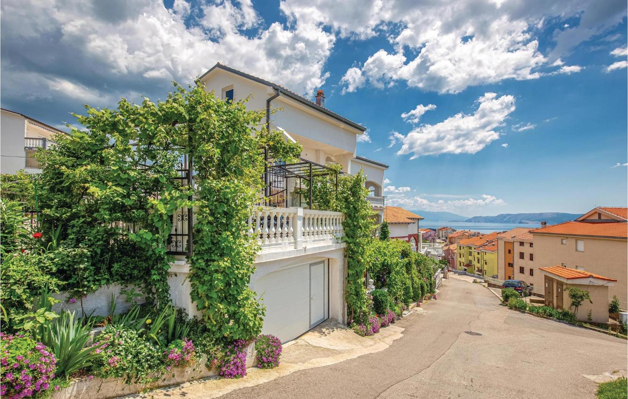 Nice Apartment In Crikvenica With Kitchen Exterior foto