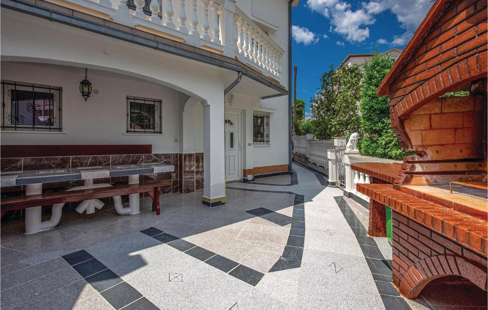 Nice Apartment In Crikvenica With Kitchen Exterior foto