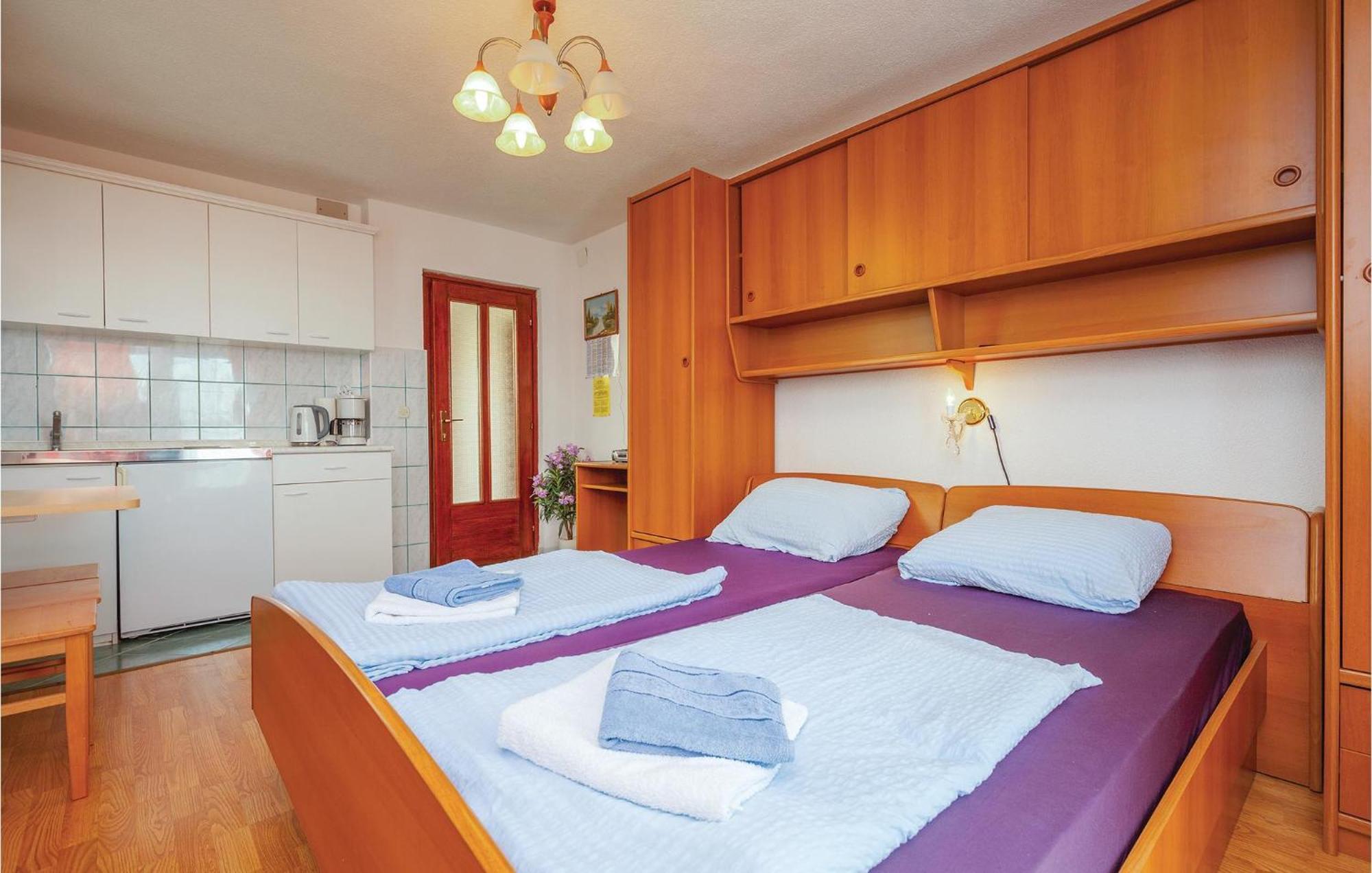 Nice Apartment In Crikvenica With Kitchen Exterior foto